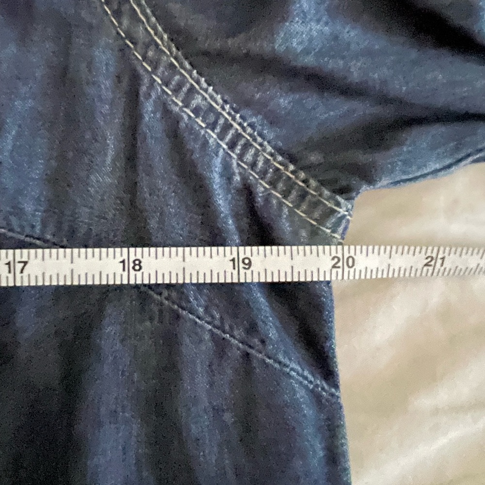 Merona Women’s Denim Top…. Size L 💙 - Picture 5 of 6